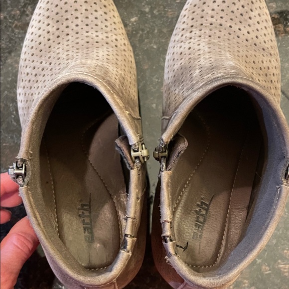 Earth perforated Suede Taupe Booties size 9 - Picture 4 of 7